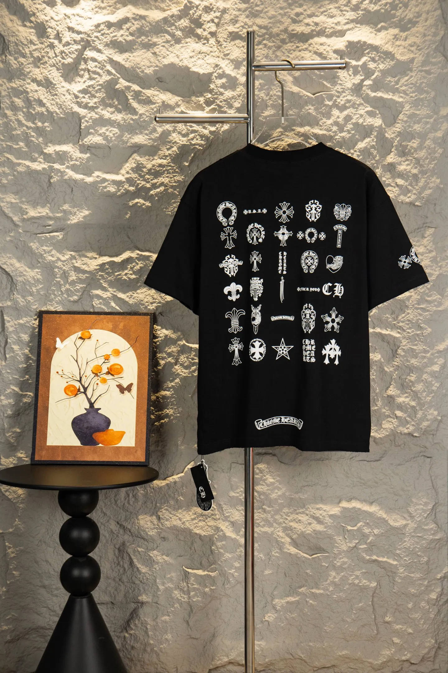 ：Y 100 Chrome Hearts 26ss New Arrival logo T Quality ！ ， ； 、 、 Classic ， ， 。 ， Breathable ， Retro 。 ， 、 ， 、 、 hold ， ， 。 ：Black White Size：S—XL